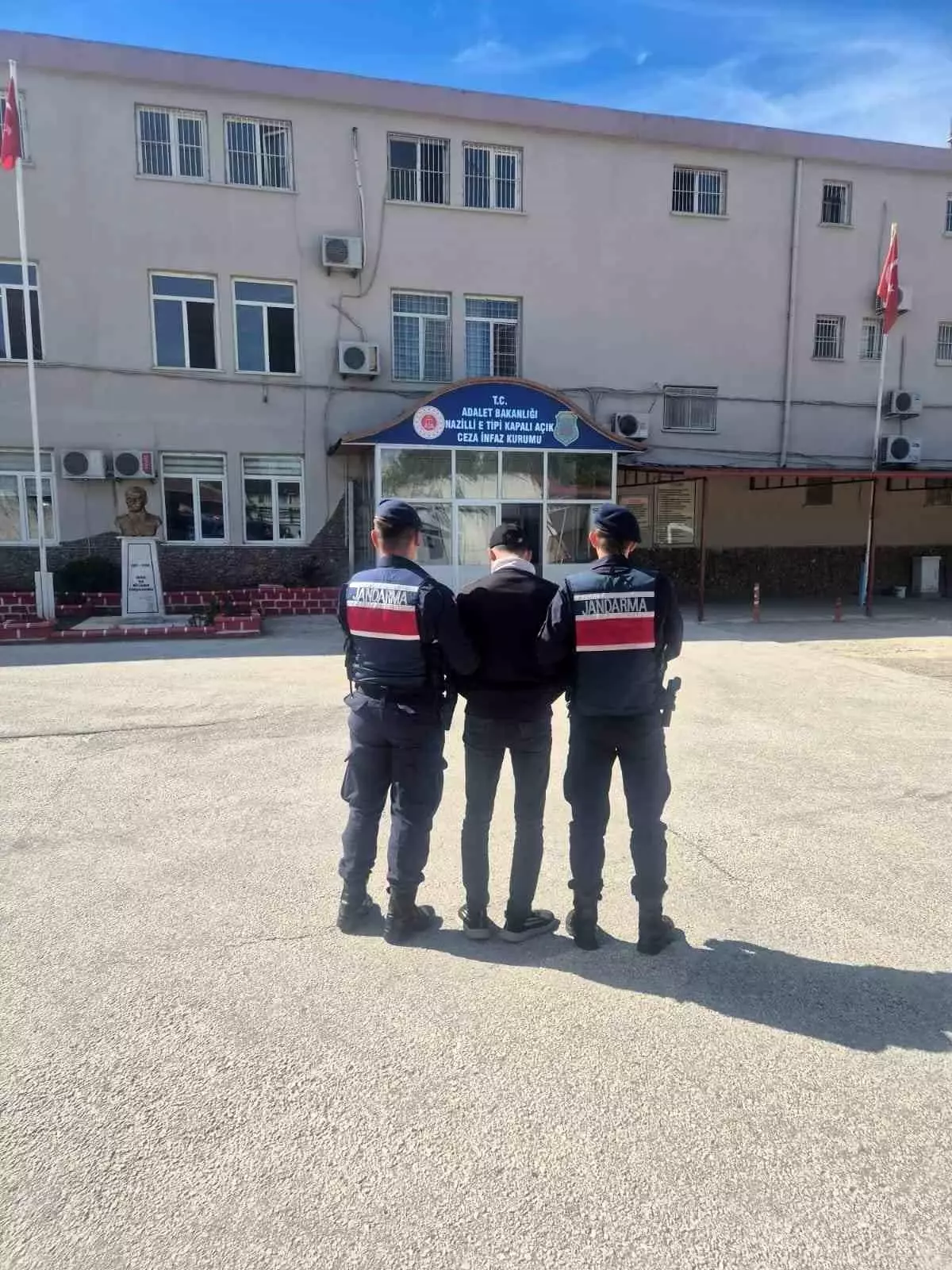 aranan hirsiz jandarma tarafindan yakalandi nfDq4GB3.jpg