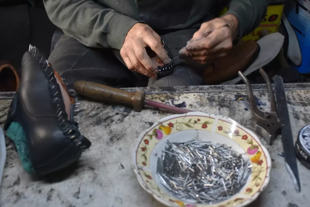 72 Yaşındaki Usta: 60 Yıl Süren Ayakkabı Sanatı