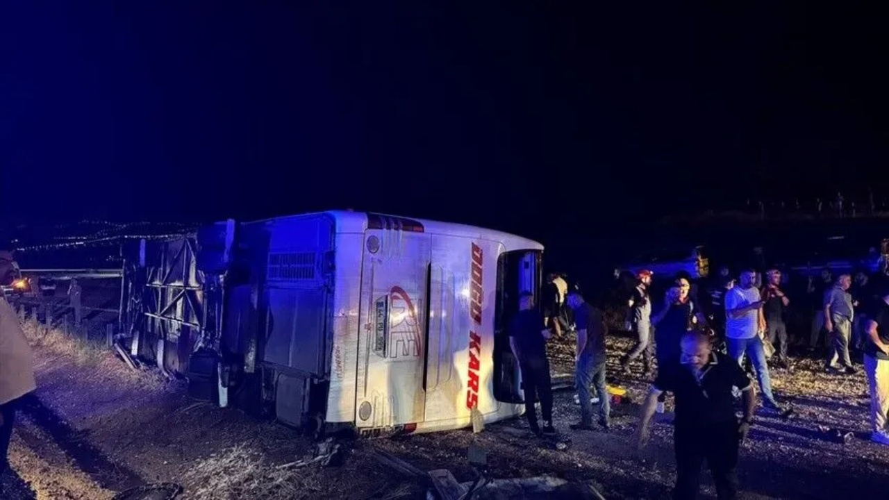 Kirikkalede yolcu otobusu devrildi cok sayida yarali var CNIgWV75